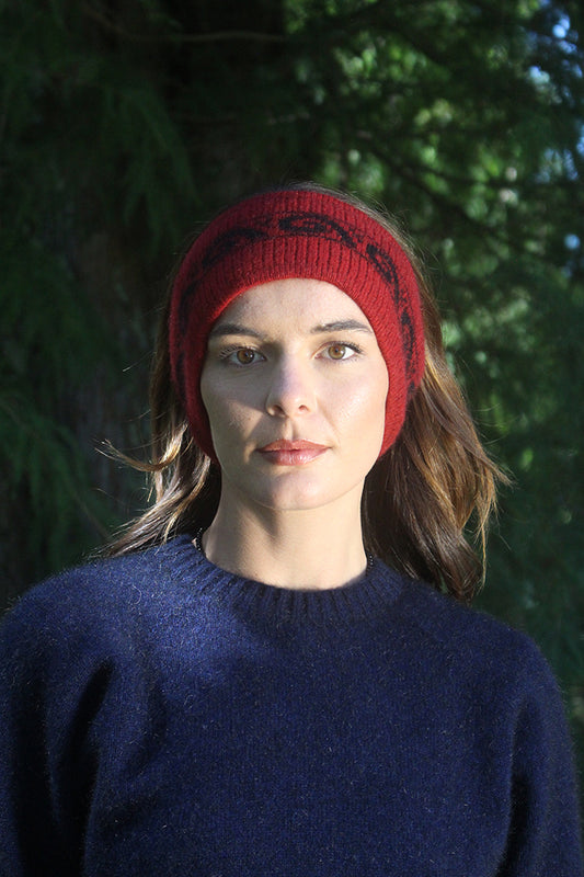 A single thickness headband in a 2x1 rib knit with a koru motif in a contrasting colour. Available in one size only.