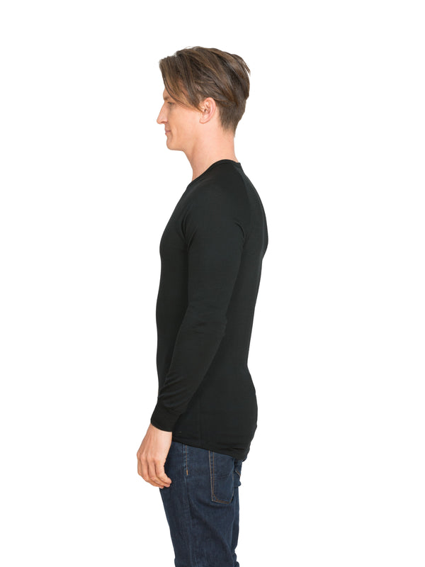 Designed with a crew neck this merino long sleeve tee can be worn on it's own or as a base or mid layer. Has a shaped tail at the back to tuck in. Perfect all year round!! This is a slim fit top so size up if you prefer a little wiggle room. Available in black only. Sizes S - 3XL. Proudly made in NZ.
