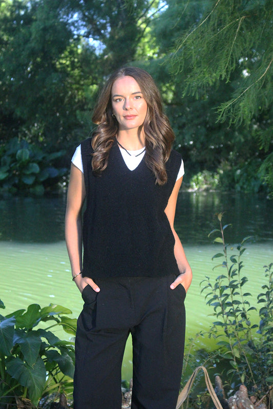 RIDE VEST. This is a classic V-neck vest with ribbed drop hem. Overlapping side vents extend up to the armhole and provides a modern take on this garment. With slightly lower armholes, this vest can accommodate wider sleeved blouses making it a perfect layering piece. Available in Black or the latest Lothlorian colour, Deep Cyan. 