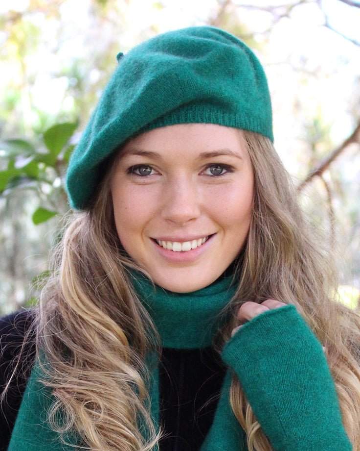 A single thickness beret in plain knit from a possum merino blend. Lots of glorious colours to choose from.  Made in NZ by Lothlorian. Emerald.