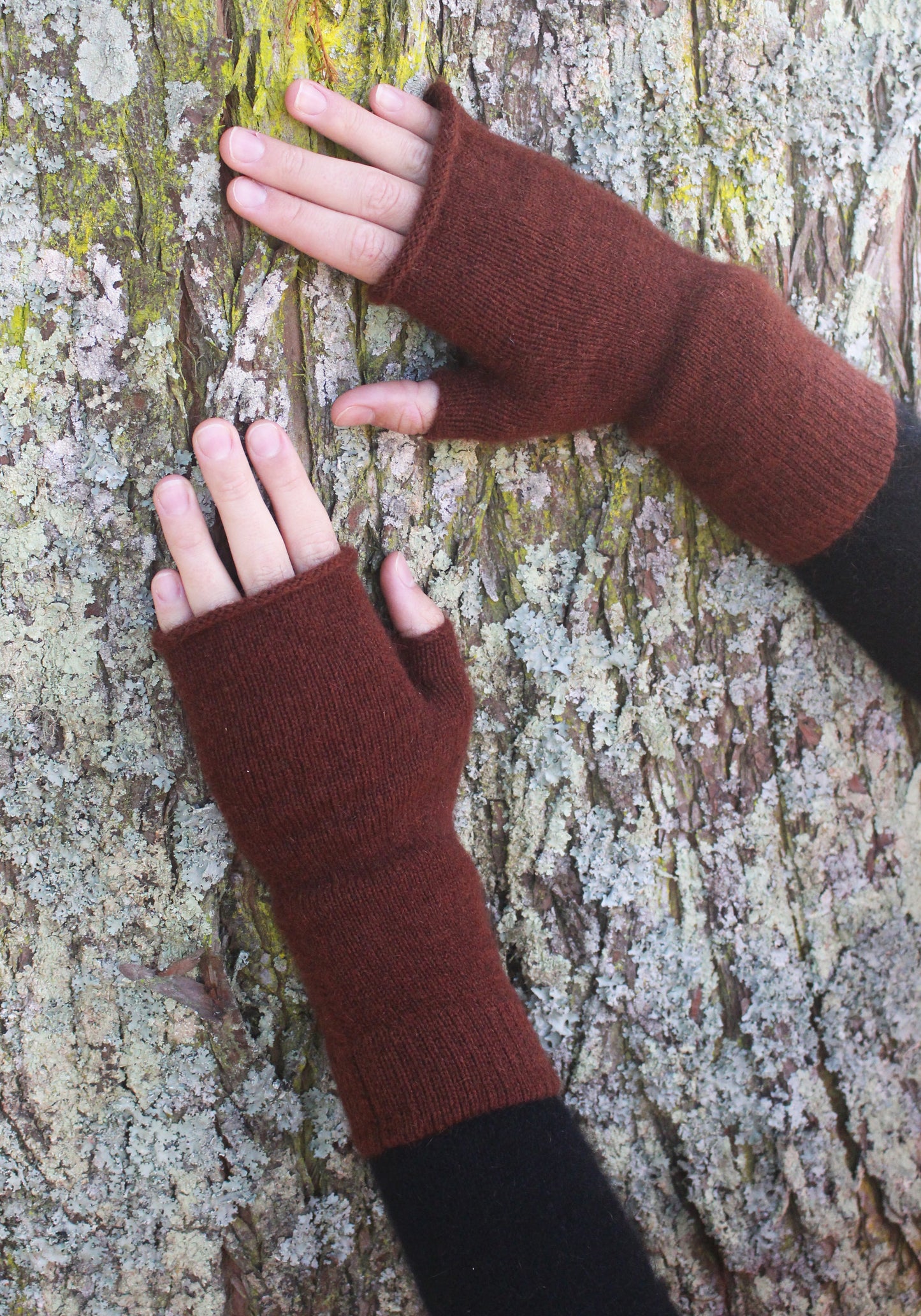 Ideal for wearing anytime and anywhere. Fingerless mittens are light, warm and practical. One size fits most with Lycra added to the wrist area for a secure fit. Made in NZ by Lothlorian. Russet