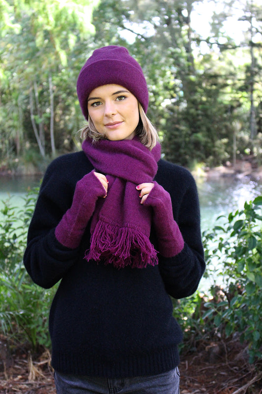 A double thickness beanie with a turn back. For a slouchier look roll down the turn back. Super warm in lots of colours. Made in NZ by Lothlorian. Berry.