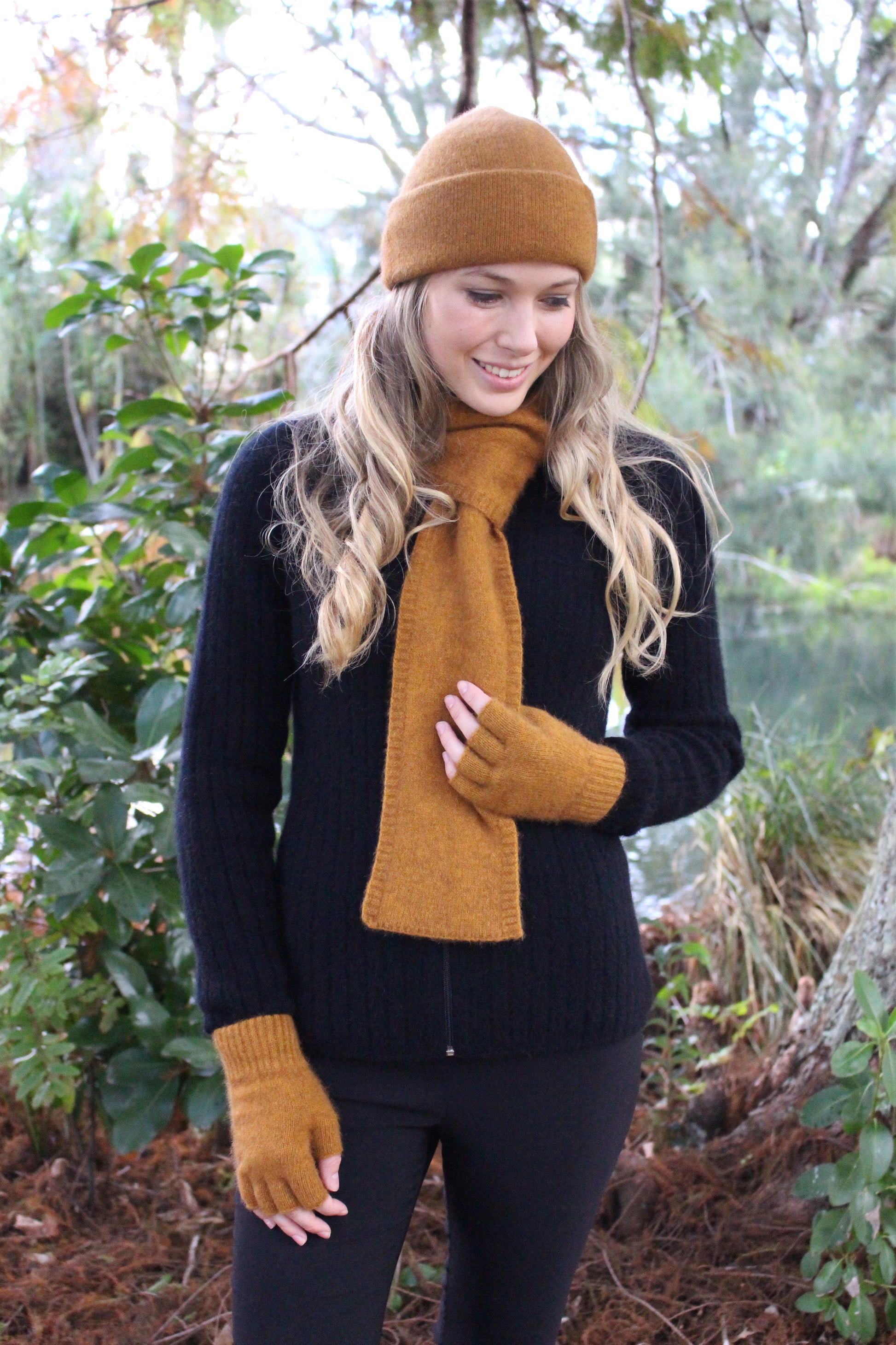 A cute little double thickness scarf using whole garment technology to create an integrated loop. Approx 14cm wide x 94cm long. Made in NZ by Lothlorian.