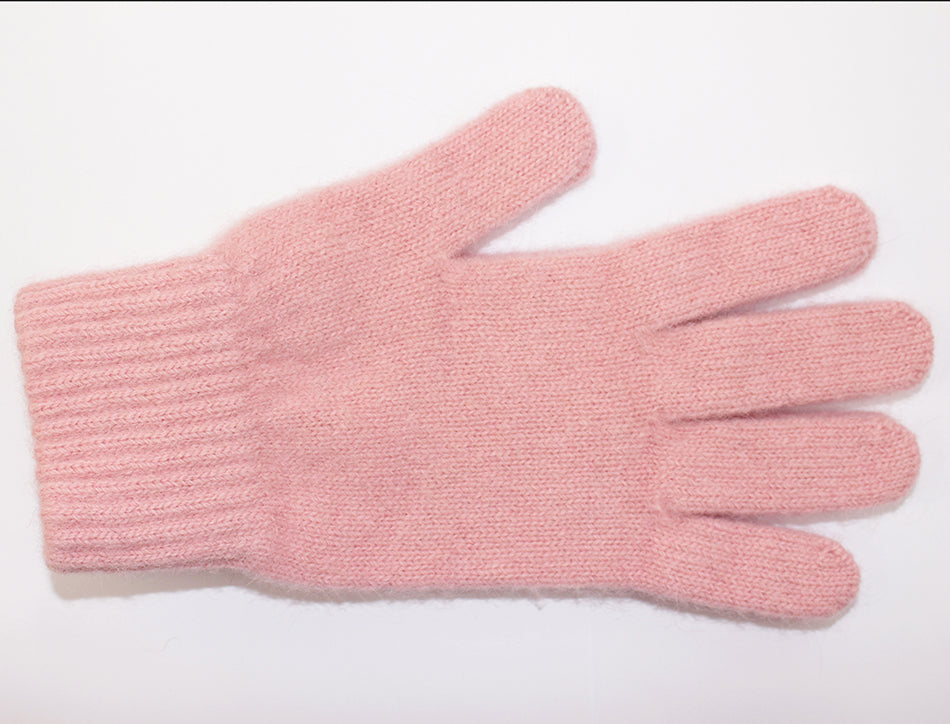 A plain knit, single thickness alpaca glove with elasticated rib cuff. Available in sizes S, M & L. Made in NZ from Baby Alpaca by Lothlorian. Pink.