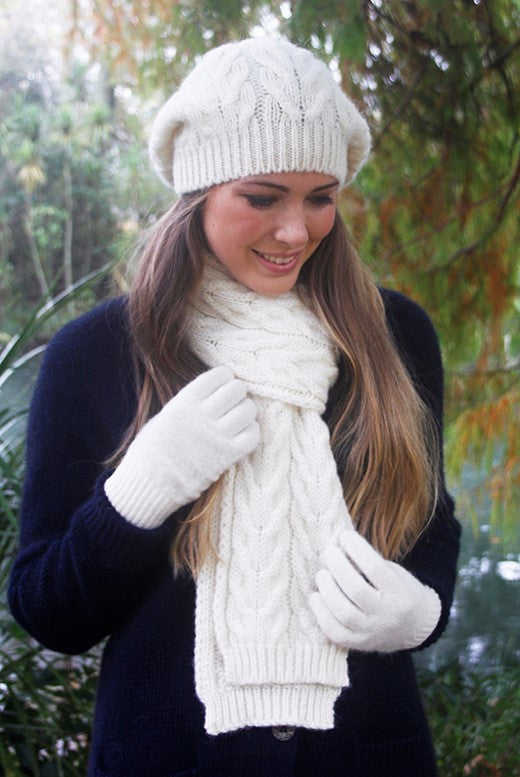 A plain knit, single thickness alpaca glove with elasticated rib cuff. Available in sizes S, M & L. Made in NZ from Baby Alpaca by Lothlorian. Natural.