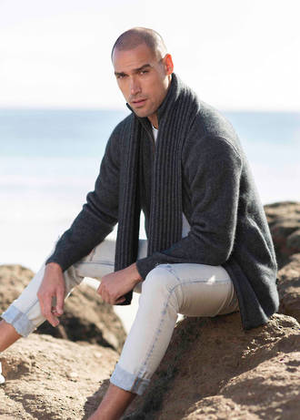 A favourite from the Koru Collection this men's jacket features pockets, a subtle pattern above the band and a rib collar. A double layer knit structure adds extra warmth. Proudly made in NZ by Koru Knitwear.&nbsp;

MATERIALS

50% Merino Lambswool / 40% Possum Fur / 10% Mulberry Silk

Sizes S - 3XL