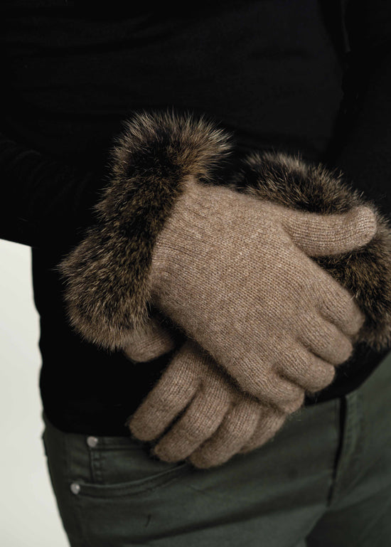 A plain possum merino glove with luxurious possum fur trim. Available in Black or Mocha. Sizes S, M & L. Made by Koru, Warkworth, NZ. Mocha.
