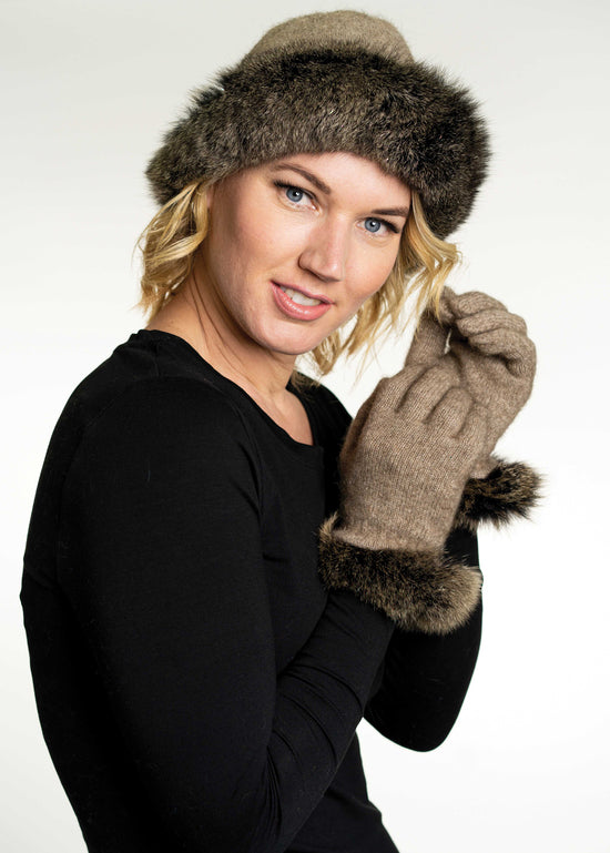 A plain possum merino glove with luxurious possum fur trim. Available in Black or Mocha. Sizes S, M & L. Made by Koru, Warkworth, NZ. Mocha.