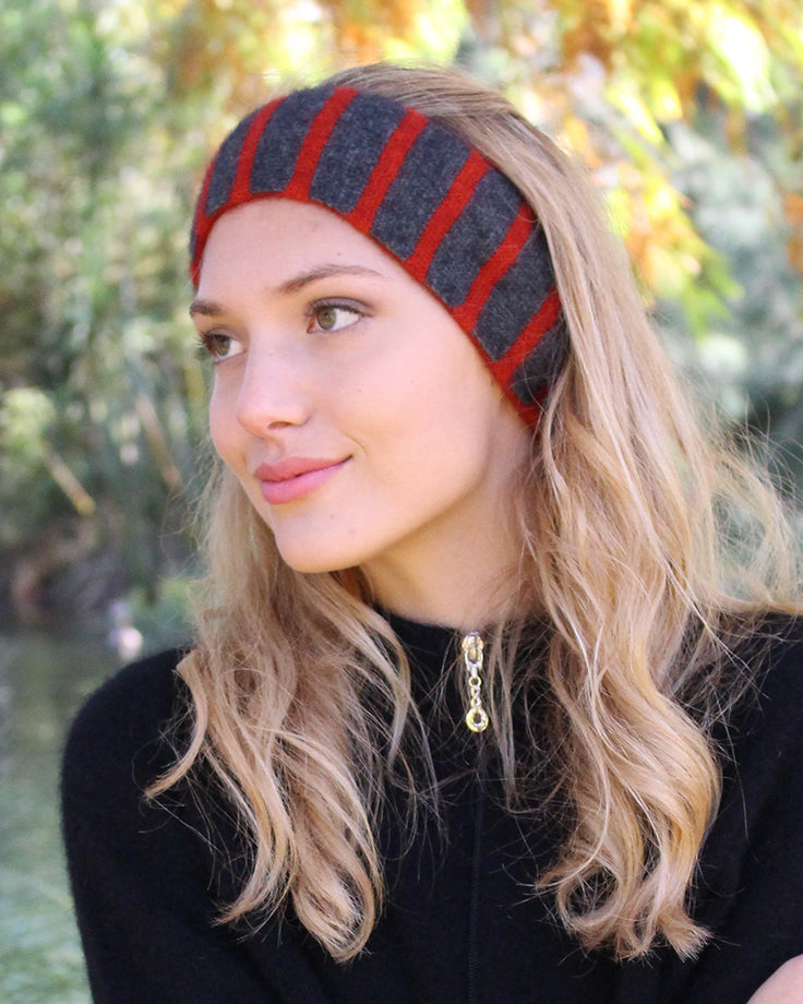 This versatile headband can be worn as plain or striped. Knitted in a double thickness this band is warm as well as fashionable. Pumpkin/Charcoal.