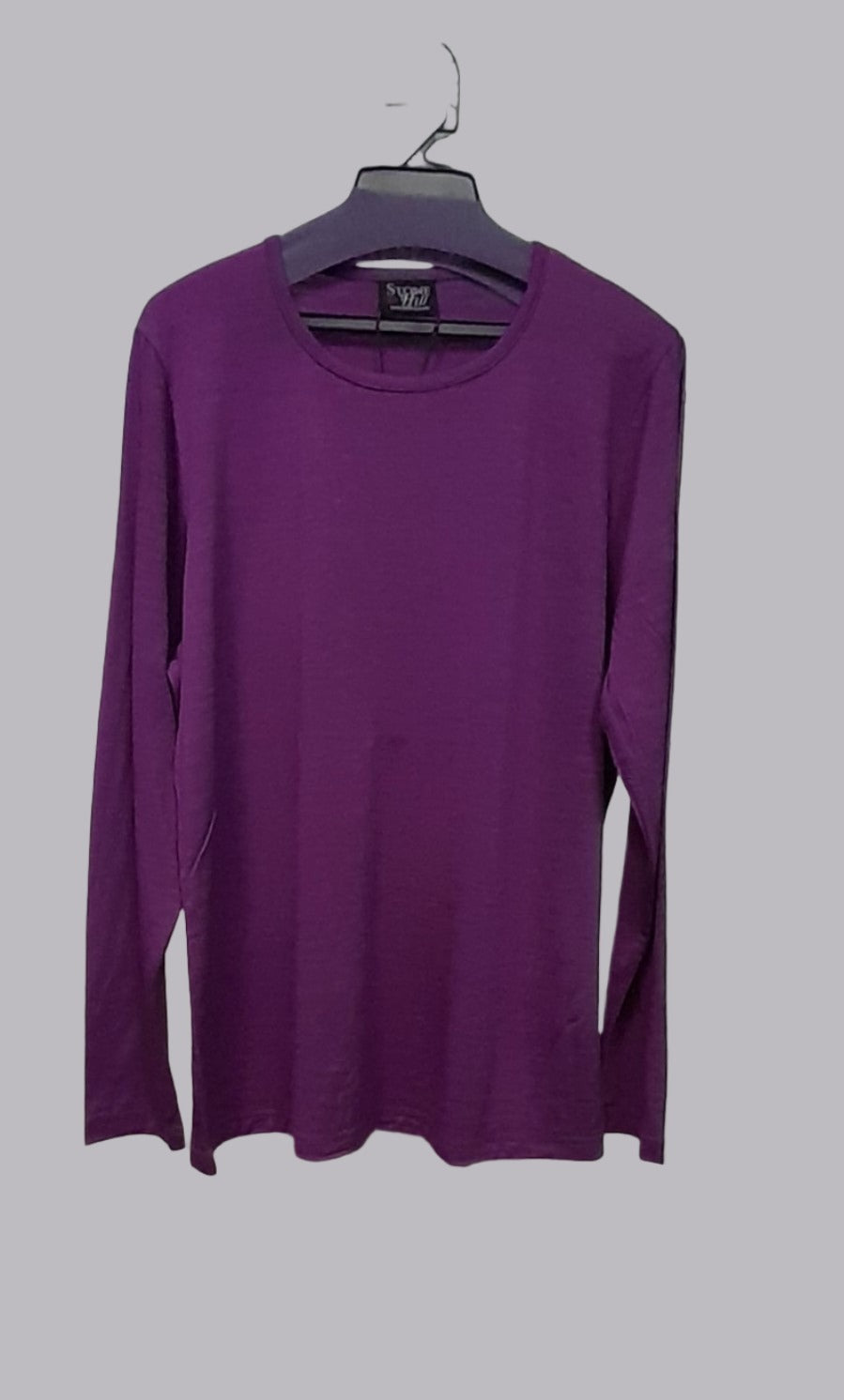 This relaxed style Crew Neck is made from 100% merino wool, known for its high quality and softness. Can be worn all year-round as a base, mid or outer layer. A fantastic addition to any wardrobe! Sizes S - XL.